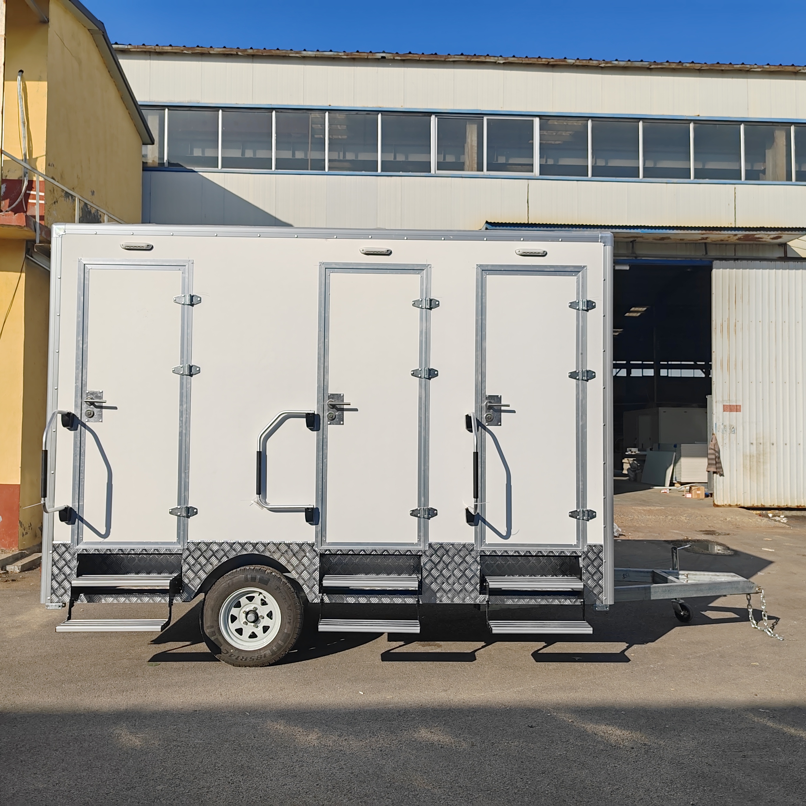 Mobile Toilet Trailer Luxury 3 – Outdoor Lighting Rental Bewertung und Preis